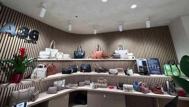 Madrid, València y ahora en Dénia: la expansión de la zapatería Austria 36 llega a Marqués de Campo 2 detalle de la nueva coleccion de accesorios y complementos de temporada