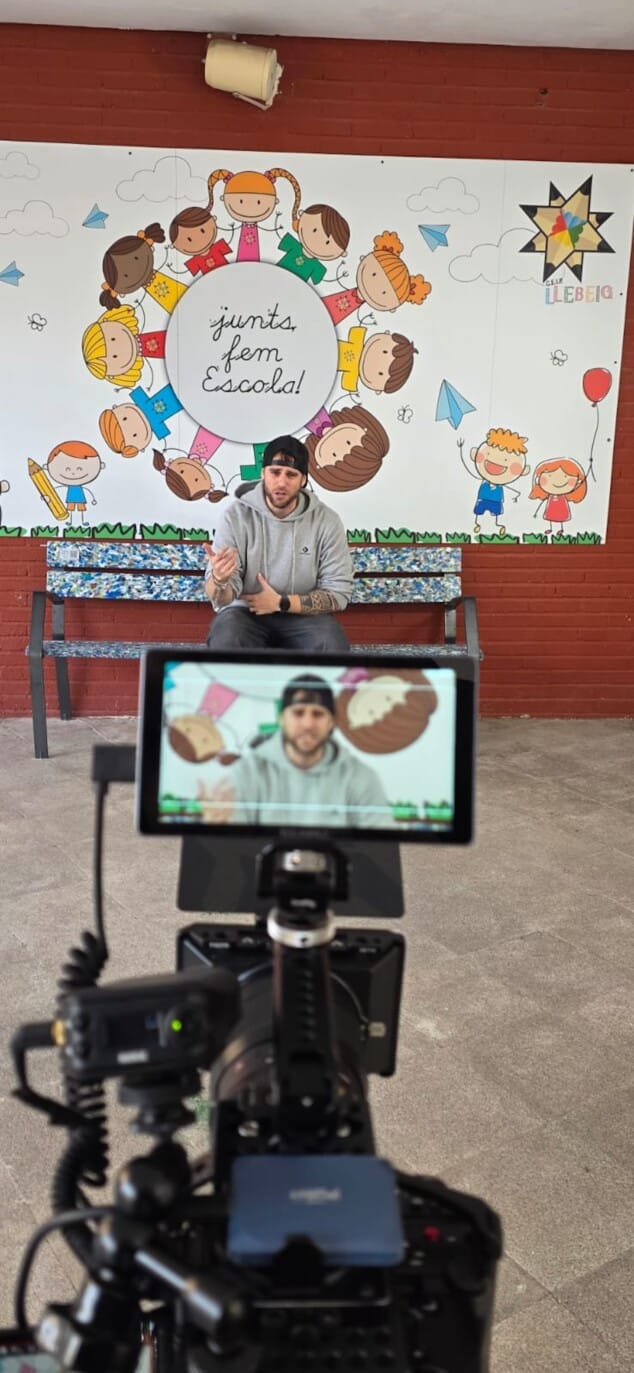 «Cerrad los ojos y levantad la mano si habéis sufrido acoso»: el momento que cambió el proyecto contra el bullying en Dénia 2 Imagen: Detrás de las cámaras: Arché durante la grabación de una de las escenas principales frente al mural «Junts fem Escola»