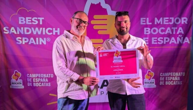 Imagen: Dioni López recibe el galardón que sitúa a la Marina Alta en la élite del certamen nacional