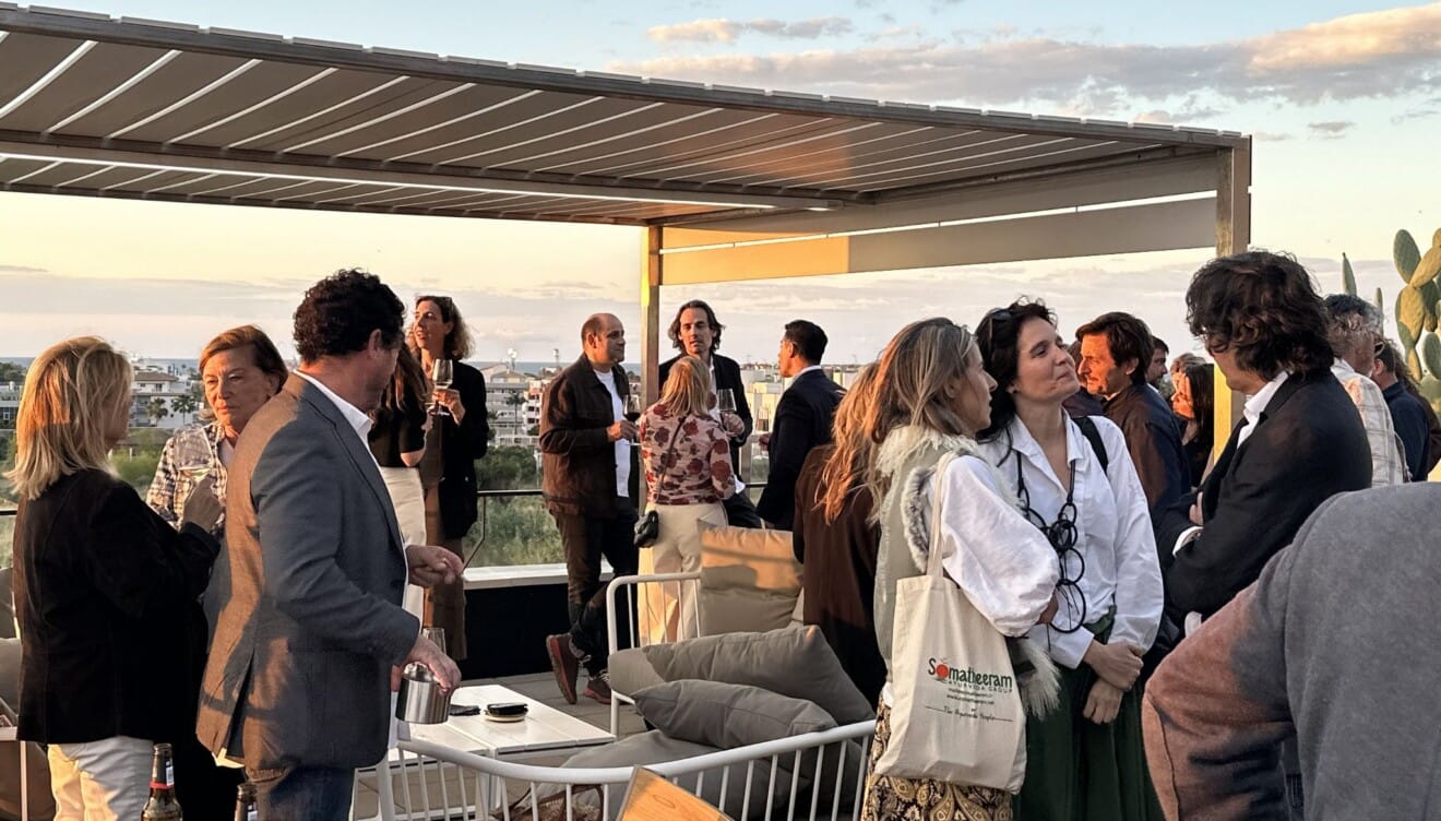 Disfrutando de la brisa marina desde el nuevo espacio de Bruno Ruiz