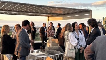 Disfrutando de la brisa marina desde el nuevo espacio de Bruno Ruiz