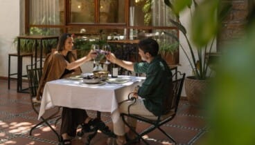 Disfrutar de un vinito acompañado de los rayos del sol al pasar entre los árboles