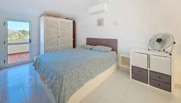 Dormitorio doble con gran entrada de luz natural