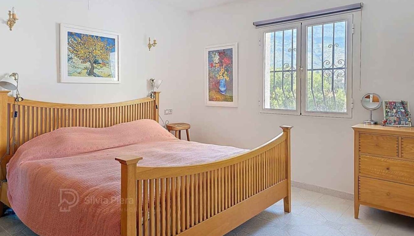 Dormitorio principal con armarios empotrados y vistas