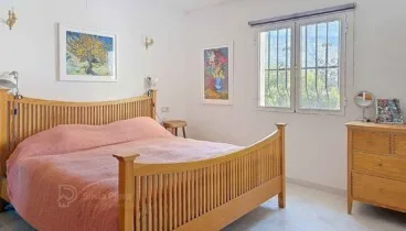 Dormitorio principal con armarios empotrados y vistas