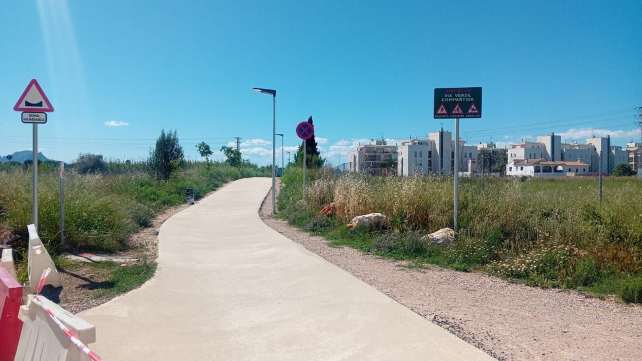 El acceso al sendero ya luce la renovada pavimentación que busca integrarse mejor en el entorno