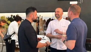 El despertar de Aticcook: Bruno Ruiz y el arte de volver a las alturas 10 el chef bruno ruiz compartiendo confidencias con amigos en su regreso