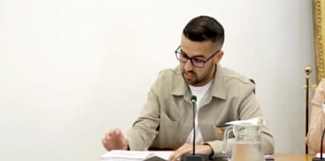 el concejal valen alcala durante su intervencion