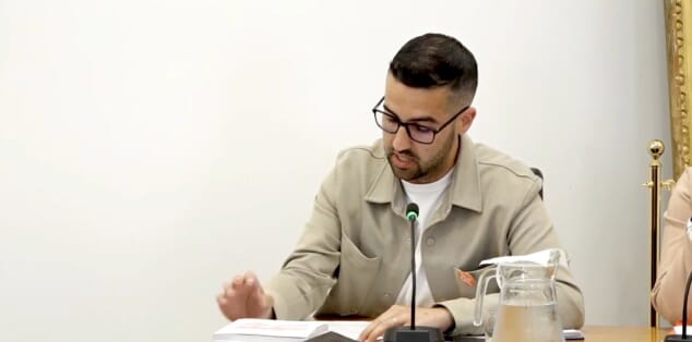 el concejal valen alcala durante su intervencion