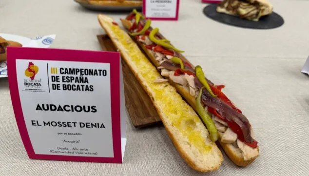 Arcoiris: así es el bocadillo de Dénia que ha triunfado en el campeonato el Mejor Bocata de España 1 Imagen: El emblemático Arcoiris de El Mosset destaca por su combinación de salazones y pan de cristal