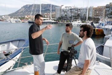 El equipo de rodaje en el puerto, con la silueta del Montgó como testigo de la identidad local