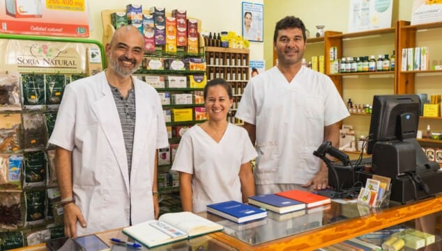 ¿Sufres ansiedad o tienes malestar persistente?: la alternativa tradicional que busca la raíz del problema 1 Imagen: El equipo multidisciplinar de Orenda en Dénia con Martín junto a Aida y Silvio