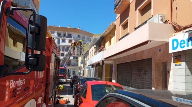 Imagen: El operativo de emergencia ha ocupado la céntrica calle de Dénia durante las tareas de control y refresco del inmueble afectado