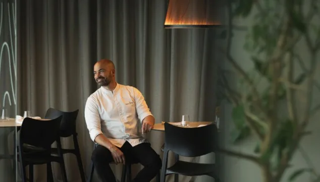 "Volver" a Aticcook: Bruno Ruiz eleva la raíz de su cocina al cielo de Dénia 1 Imagen: El regreso de Bruno Ruiz a su escenario natural en las alturas de la cuidad de Dénia