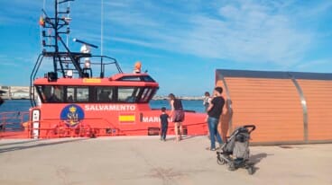 embarcacion de salvamento maritimo en denia tras el rescate