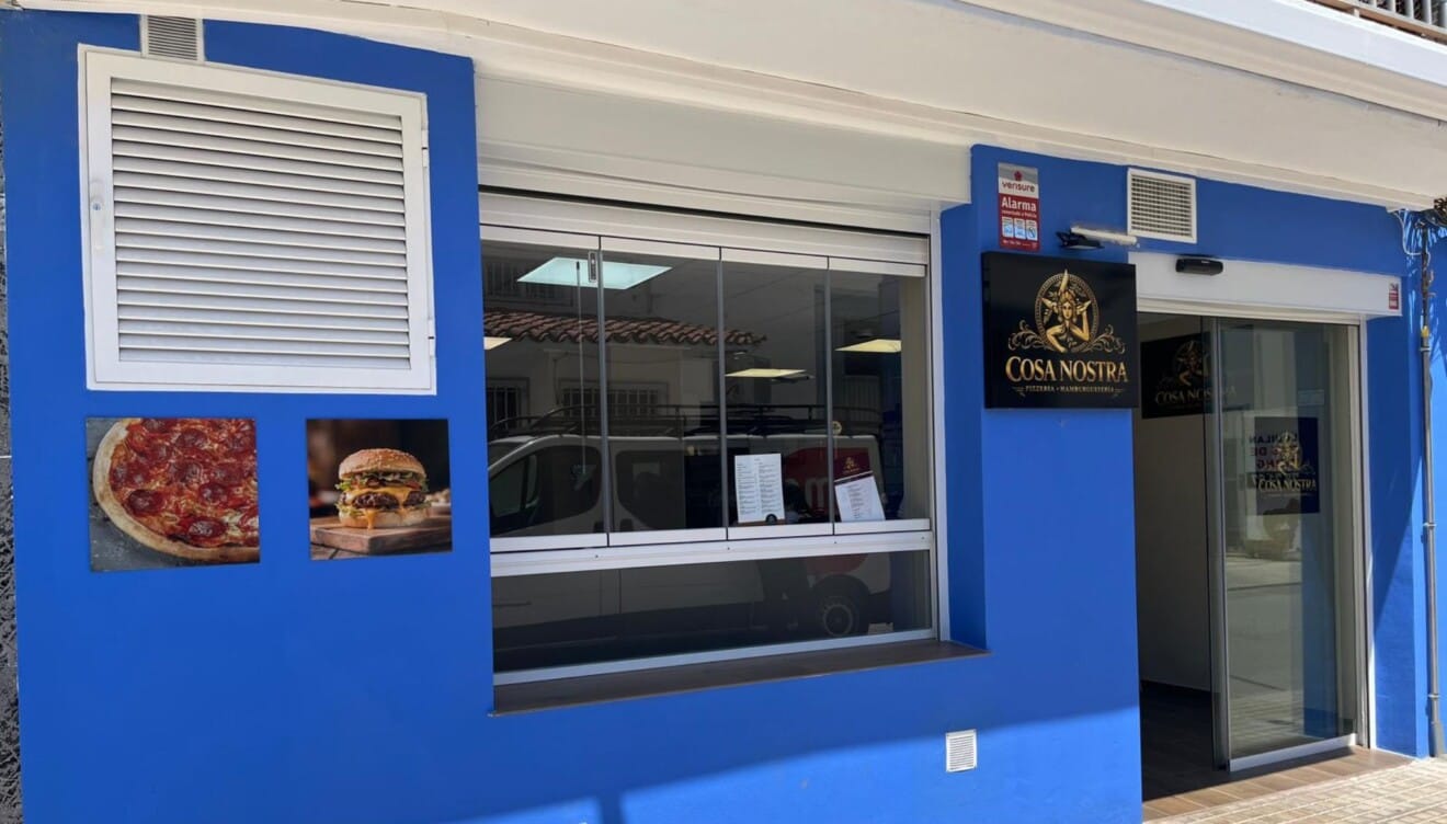 Entrada principal de Cosa Nostra en calle Senieta Dénia