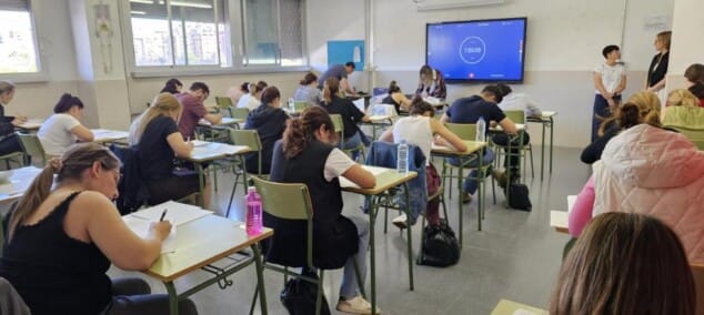 estudiantes durante la prueba de examenes