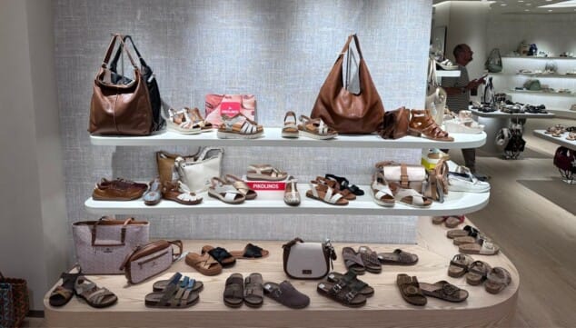 exposicion de zapatos de diseno nacional en el centro de la marina alta