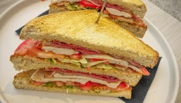 Gastronomía mediterráneo asiática con presentación cuidada