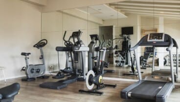 Gimnasio del hotel totalmente equipado para mantenerse en forma durante la estancia