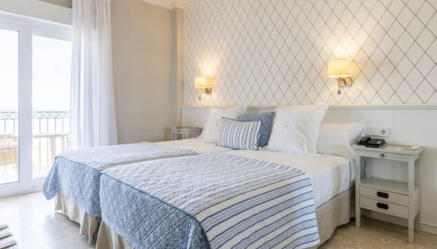 Ni ruidos ni tráfico: el rincón de Dénia donde ver un atardecer de película y resetear la mente 7 habitacion luminosa y confortable disenada para un descanso reparador junto al mar