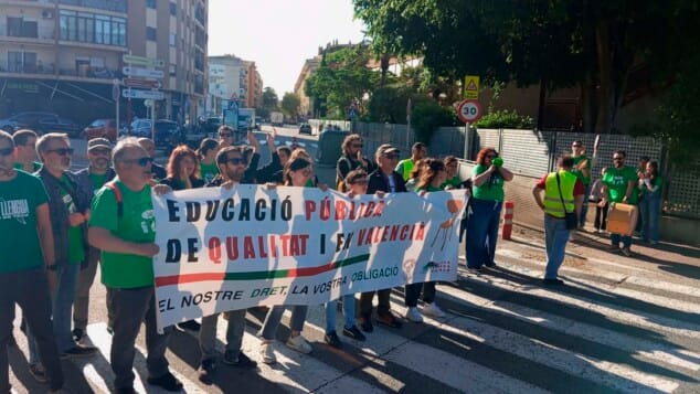 huelga de docentes de la marina alta el lunes 11 de mayo en la entrada de denia