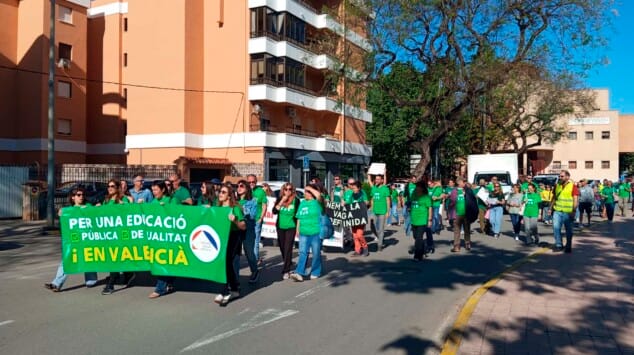 huelga docente en la marina alta el 11 de mayo en una concentracion en denia