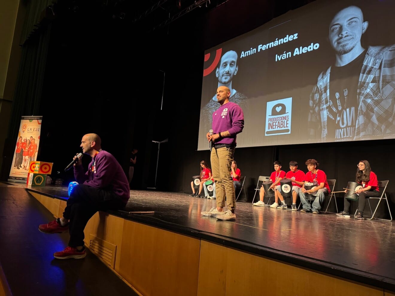 Integrantes de Inefable Producciones junto a alumnos en el taller de percusión y ritmo