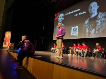 Integrantes de Inefable Producciones junto a alumnos en el taller de percusión y ritmo