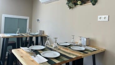 Interior de Cosa Nostra en Dénia con ambiente acogedor