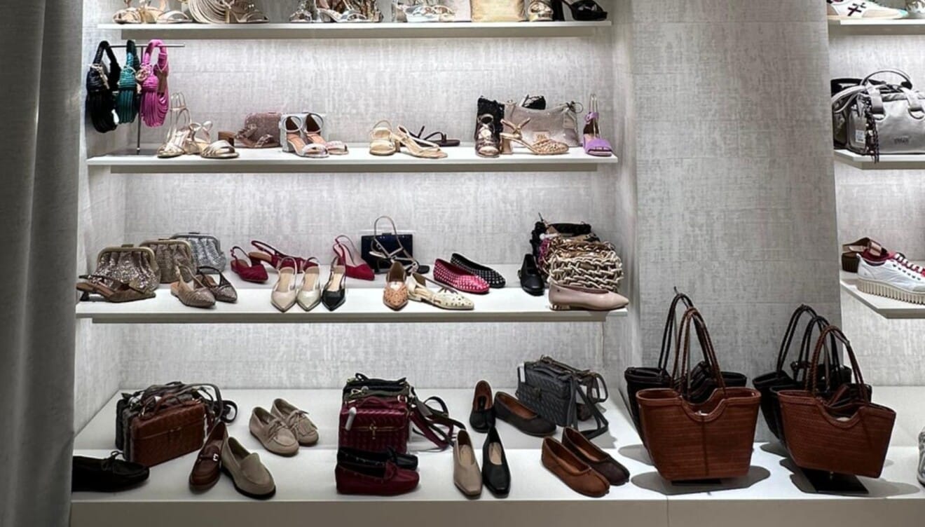 Interior de la tienda A36 Dénia