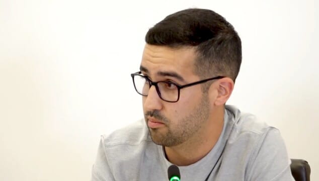 Dénia oficializa el nombre del pabellón Joan Fuster entre reproches de la oposición 2 Imagen: Intervención del concejal Valen Alcalà