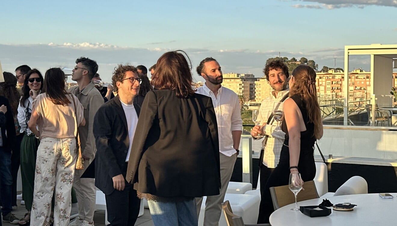 Invitados disfrutando de la velada en el ático de Pepe Cabrera