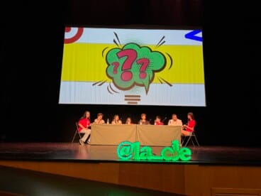 Jóvenes participantes durante una de las mesas de debate en el escenario del Centro Social