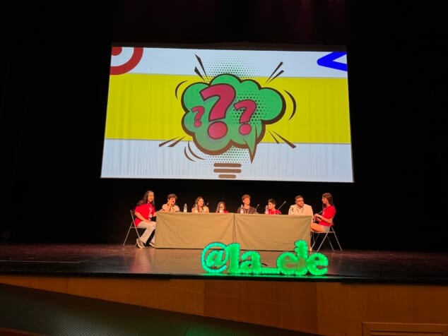 Imagen: Jóvenes participantes durante una de las mesas de debate en el escenario del Centro Social
