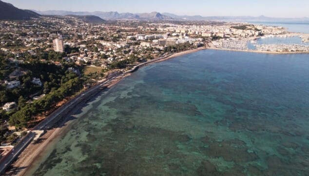 Adiós a las colas: Por qué debes visitar Dénia antes de julio 2 kilometros de costa