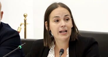 la concejala melani ivars durante su intervencion