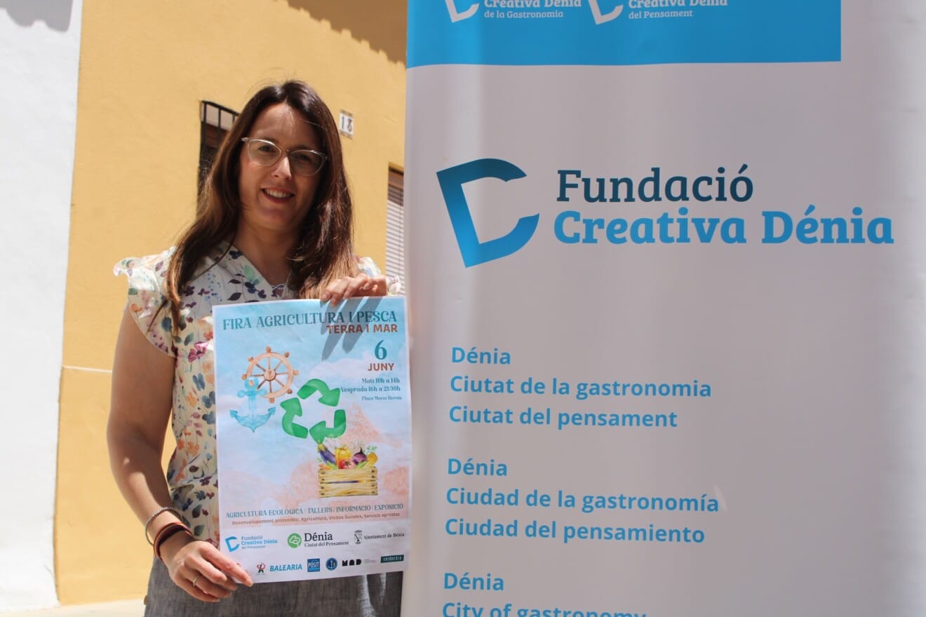 La concejala Sandra Gertrudix junto al cartel