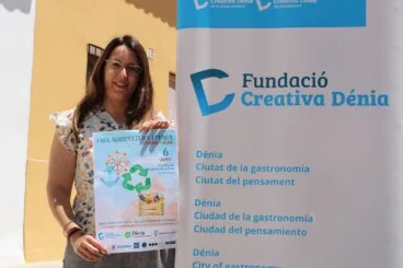 Dénia impulsa la sostenibilidad con la segunda edición de su Feria de Agricultura y Pesca 3 la concejala sandra gertrudix junto al cartel
