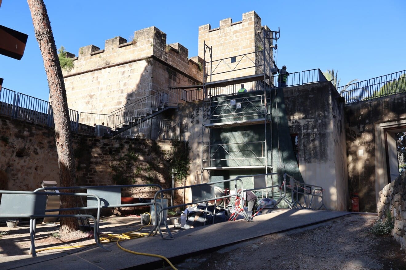 La emblemática torre del Consell recupera su esplendor
