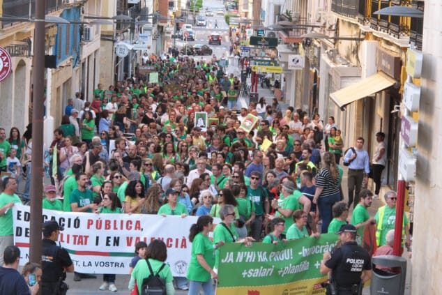 la manifestacion en denia en apoyo a la educacion publica y la huelga indefinida de docentes llegando a la placa del consell