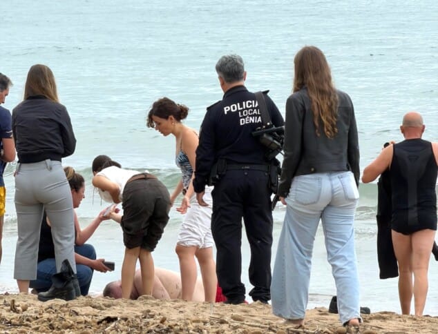 Imagen: La Policía Local de Dénia coordina la asistencia al bañista en presencia de varios testigos