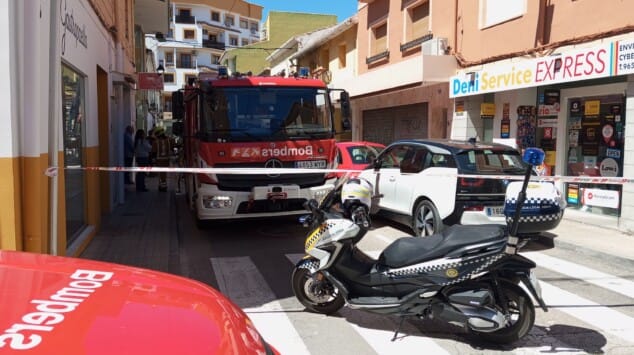 Imagen: La Policía Local ha mantenido restringido el paso de peatones y vehículos para facilitar la seguridad de la intervención