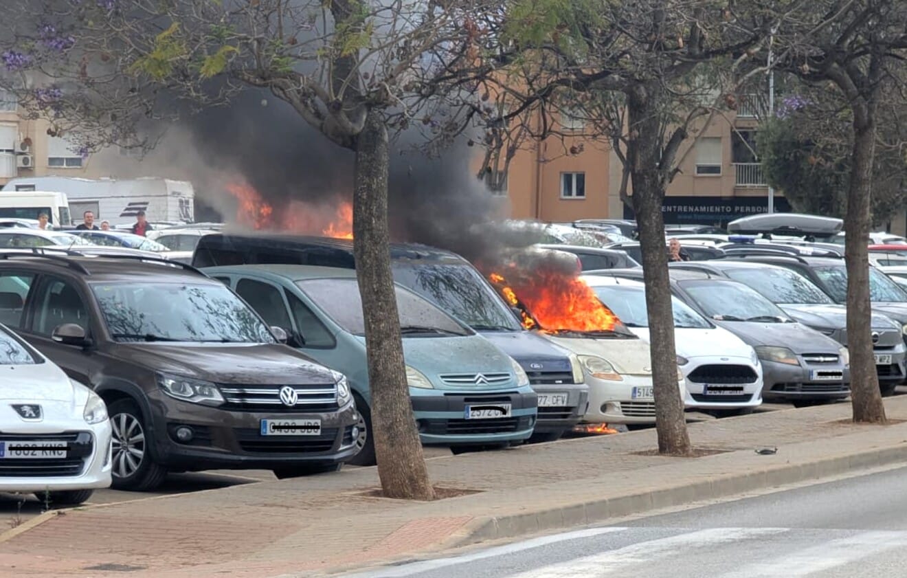 Las llamas consumen un turismo estacionado en el Camí Sant Joan de Dénia este lunes