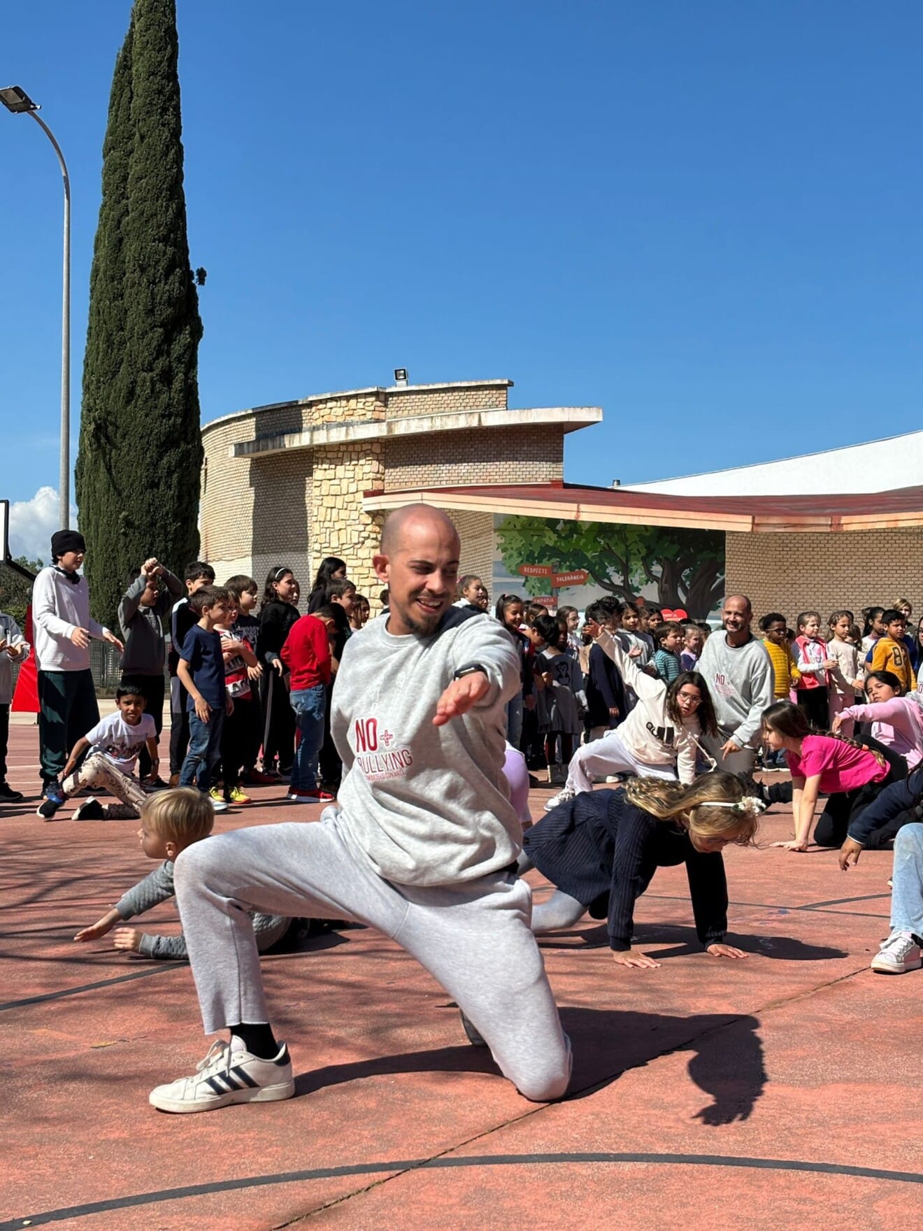 Los alumnos del Llebeig ensayando la coreografía en el patio del centro durante una de las jornadas de rodaje