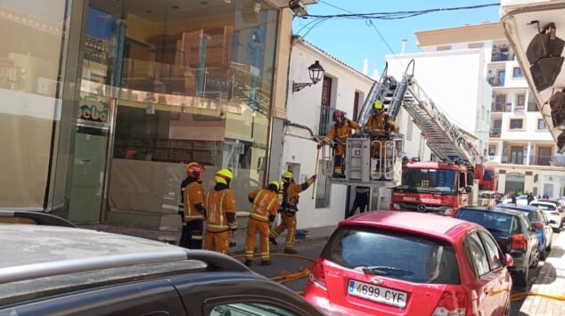 Imagen: Los Bomberos han utilizado el brazo articulado para trabajar sobre los focos del incendio localizados en la parte superior de la fachada