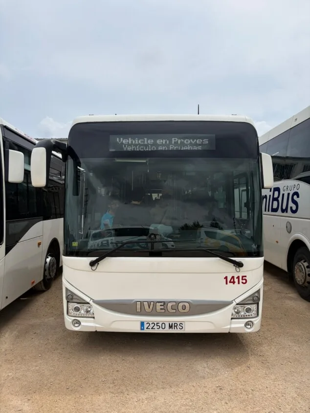 Dénia activa su nuevo transporte: los autobuses que verás pero no podrás usar 1 Imagen: Los vehículos de la nueva flota de Dénia ya realizan ensayos técnicos rotulados con el aviso de «vehículo en pruebas»