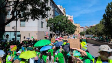 STEPV, CCOO y UGT ven insuficiente el paquete de acuerdos de Educación y preparan una consulta masiva 3 manifestacion de docentes en la calle guillem de castro en valencia el 27 de mayo