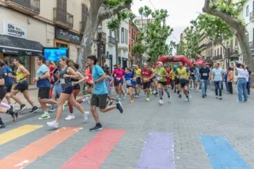 Los corredores inician el trazado urbano de la prueba competitiva
