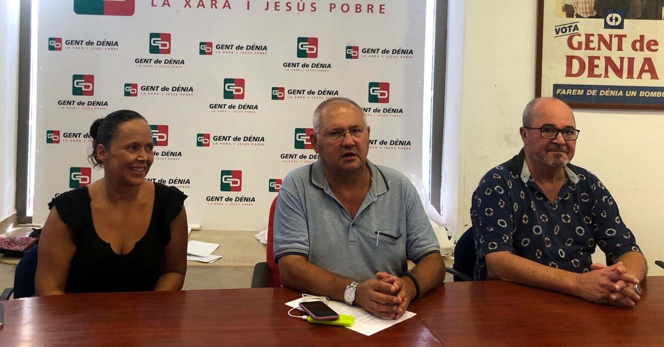 Mario Vidal junto a miembros de Gent de Dénia durante la rueda de prensa (archivo)